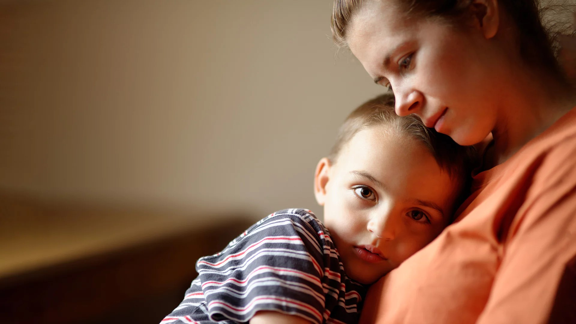 Frau mit Kind im Arm