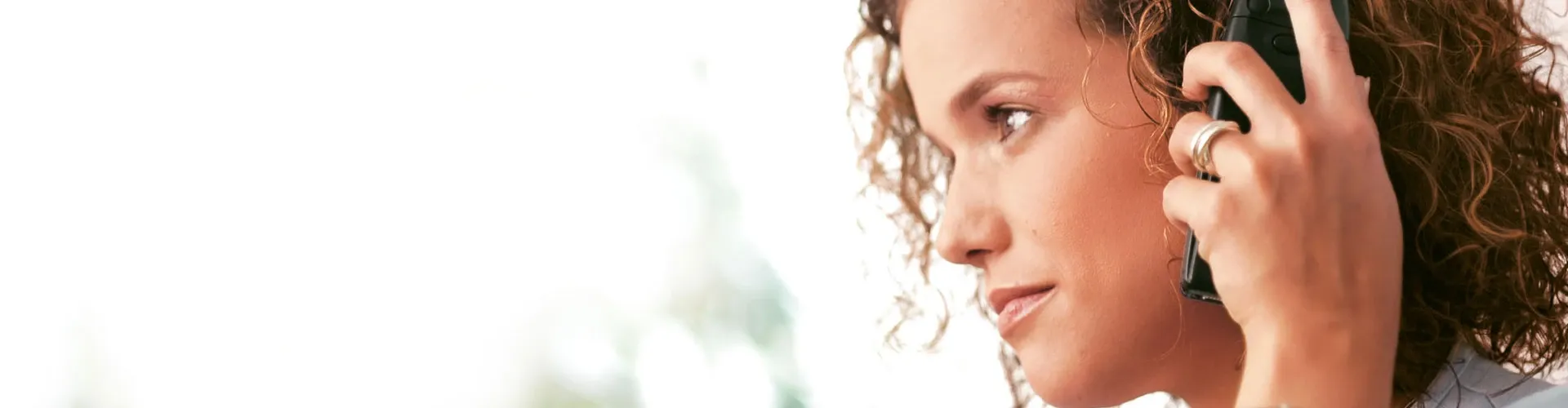 Telefonierende Frau