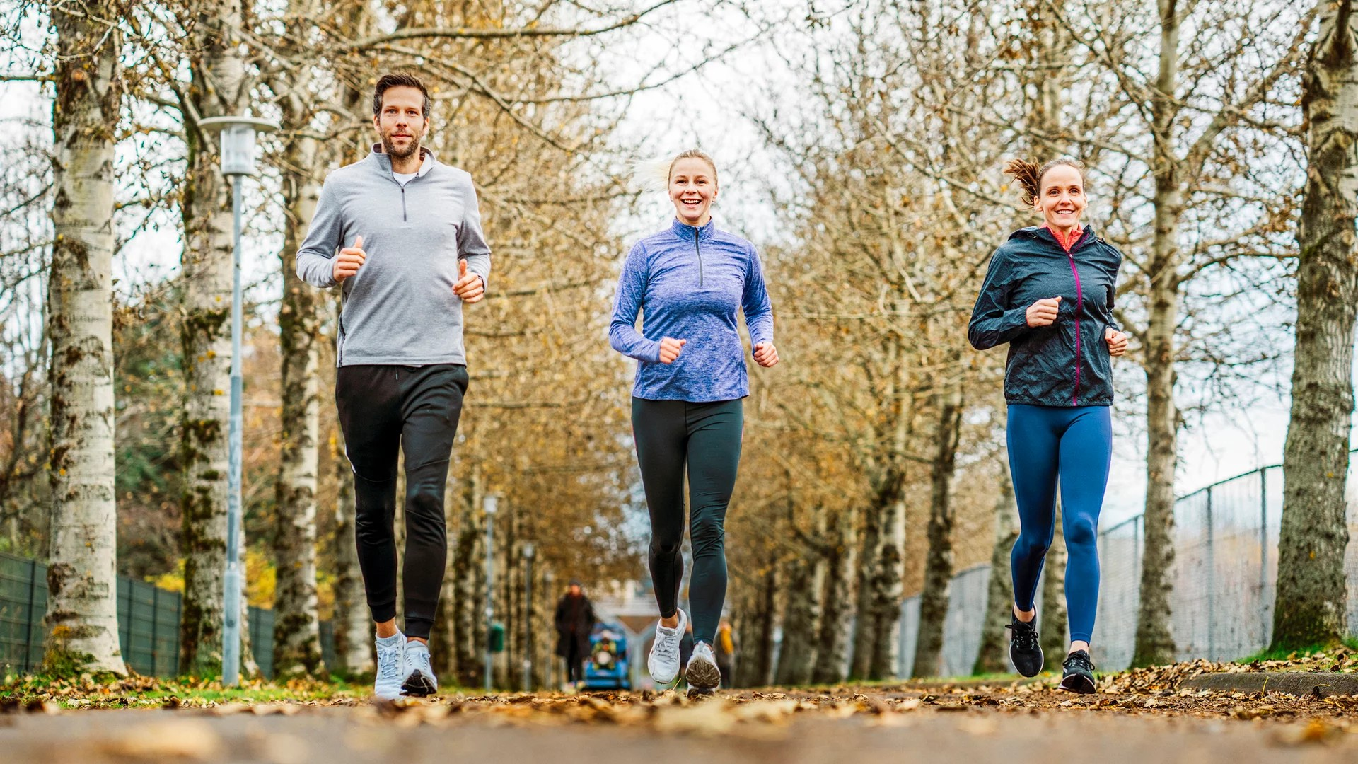 Menschen beim Joggen im Wald