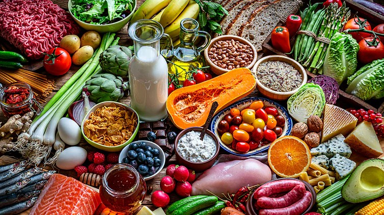 Große Ansammlung bunter, unterschiedliocher Lebensmittel.