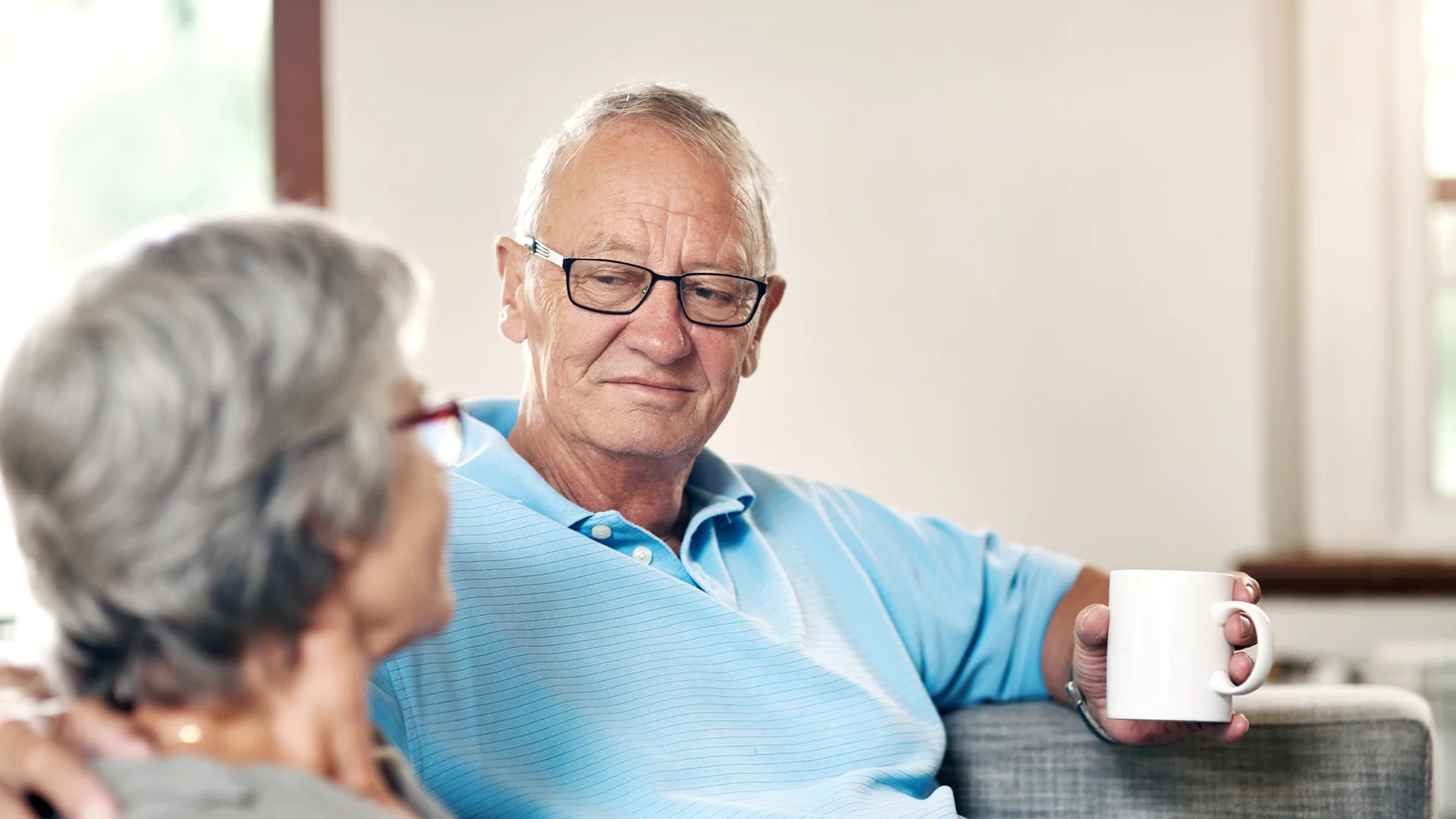Zwei Senioren im Gespräch