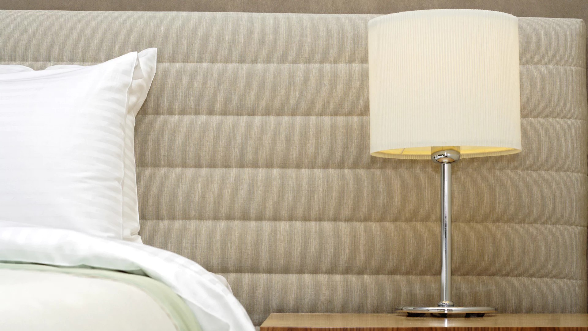 Foto-Ausschnitt Bett und Nachtischlampe