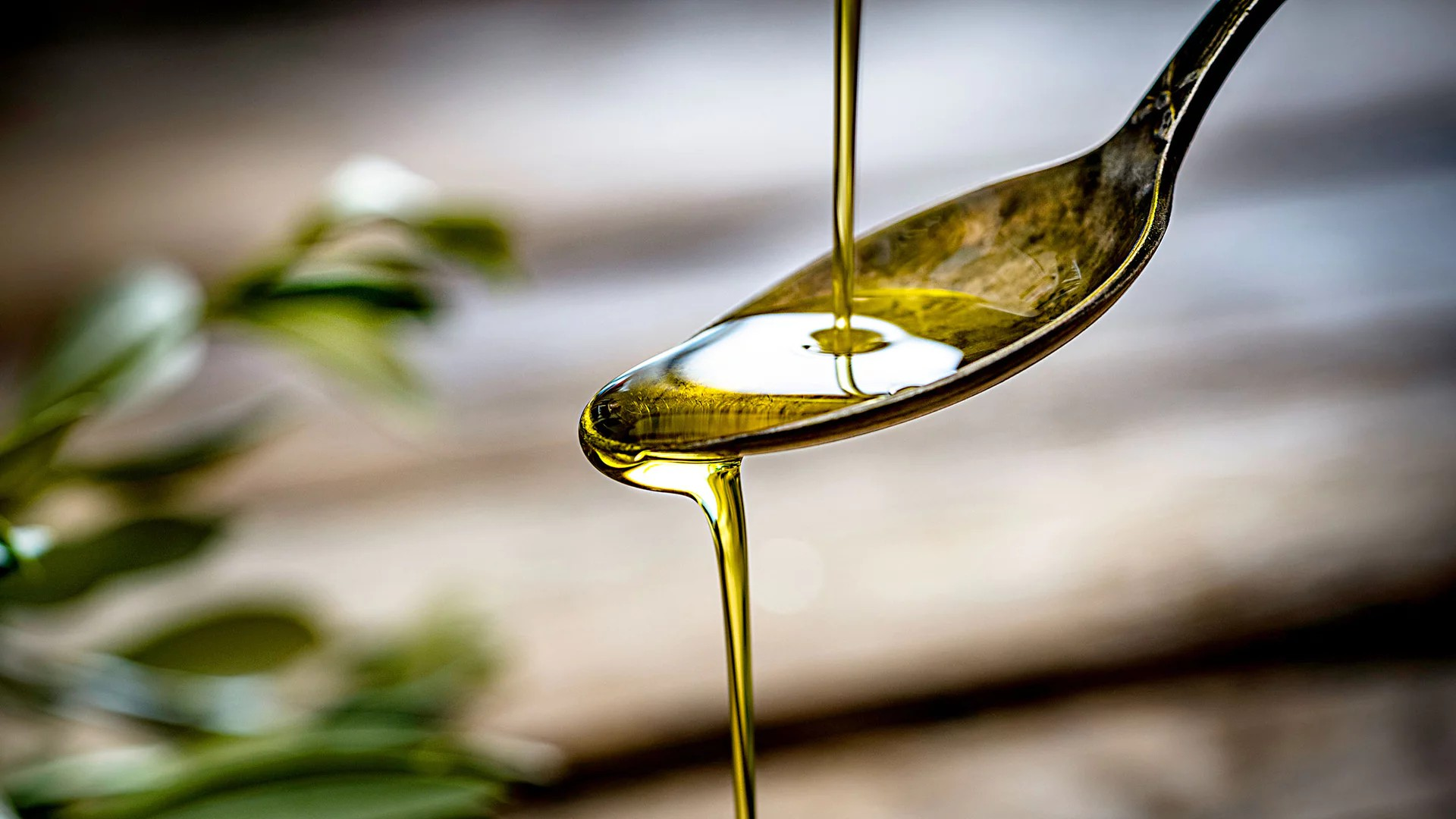 Pflanzenöl wird auf einen Löffel gegossen
