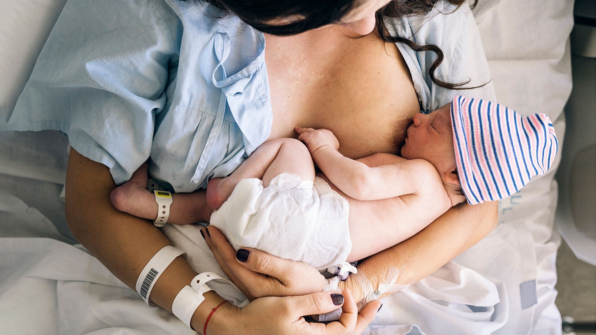 Junge Mutter stillt Säugling